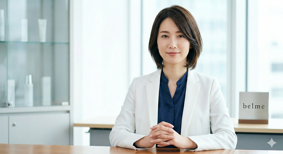 美容医療後のカウンセリングでスキンケアのアドバイスを行う、清潔感のある白衣姿の日本人女性専門家
